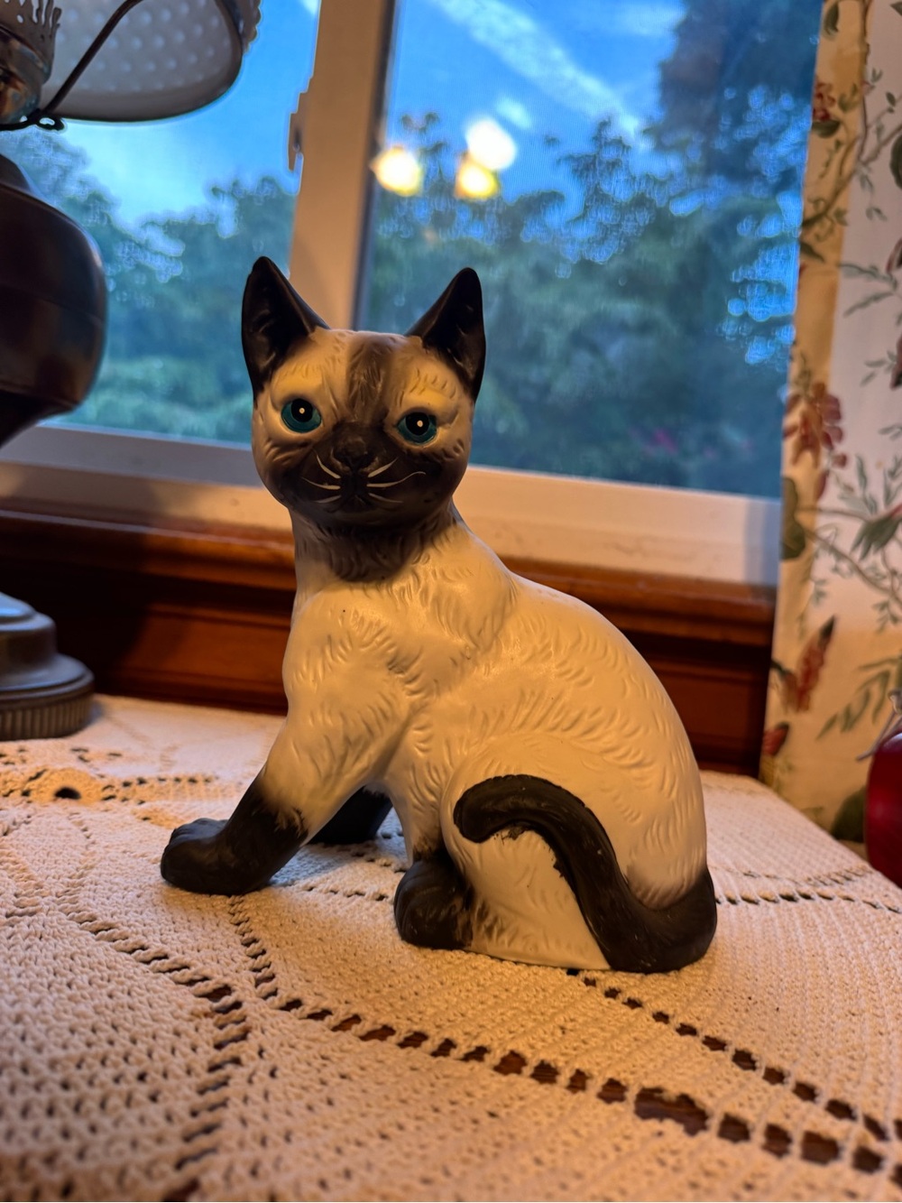 vintage ceramic Siamese cat musical figurine produced in the 1980s by MSR Import